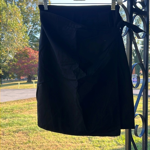 ⭐️ Jarrod’s black faux wrap side tie mini skirt zipper back women 8